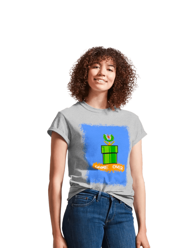 Femme qui porte un tee-shirt retrogaming Super Mario gris clair avec la plante Piranha verte et bleu et écriture "Game Over"