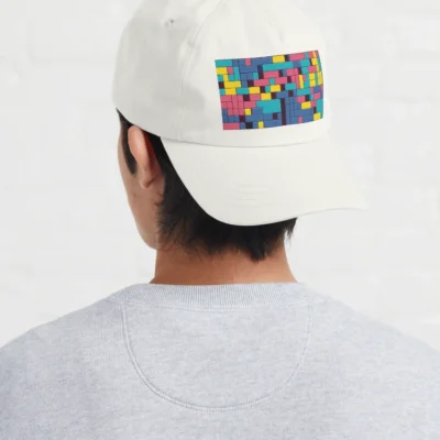 Homme qui porte une casquette blanche Tetris multicolore