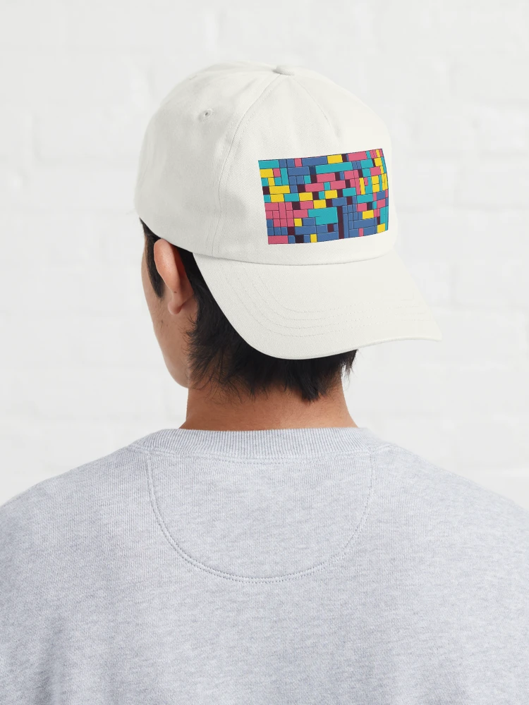 Homme qui porte une casquette blanche Tetris multicolore