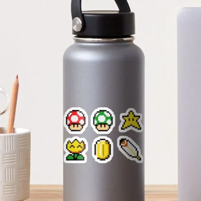 Stickers rouge, vert et jaune pixels univers Super Mario collés sur une gourde