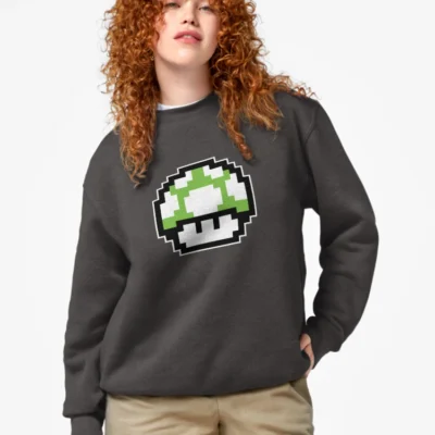 Femme qui porte un sweat gris anthracite avec personnage champignon vert Mario