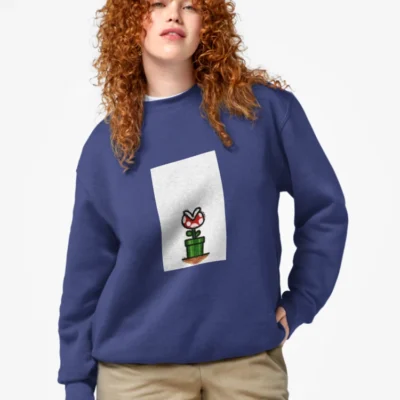 Femme qui porte un sweat bleu marine Super Mario avec le personnage de la plante Piranha rouge et vert