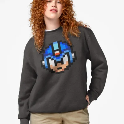 Femme qui porte un sweat gris anthracite avec personnage Megaman bleu pixels