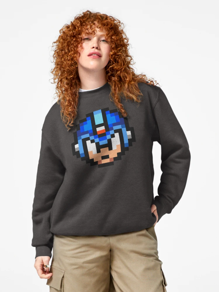 Femme qui porte un sweat gris anthracite avec personnage Megaman bleu pixels