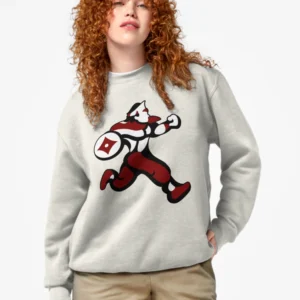 Femme qui porte un sweat gris clair Rygar avec personnage rouge