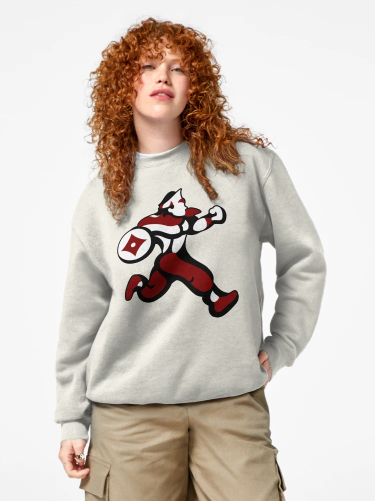 Femme qui porte un sweat gris clair Rygar avec personnage rouge