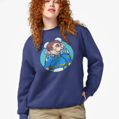 Femme qui porte un sweat bleu marine Street Fighter avec le personnage Chun Li