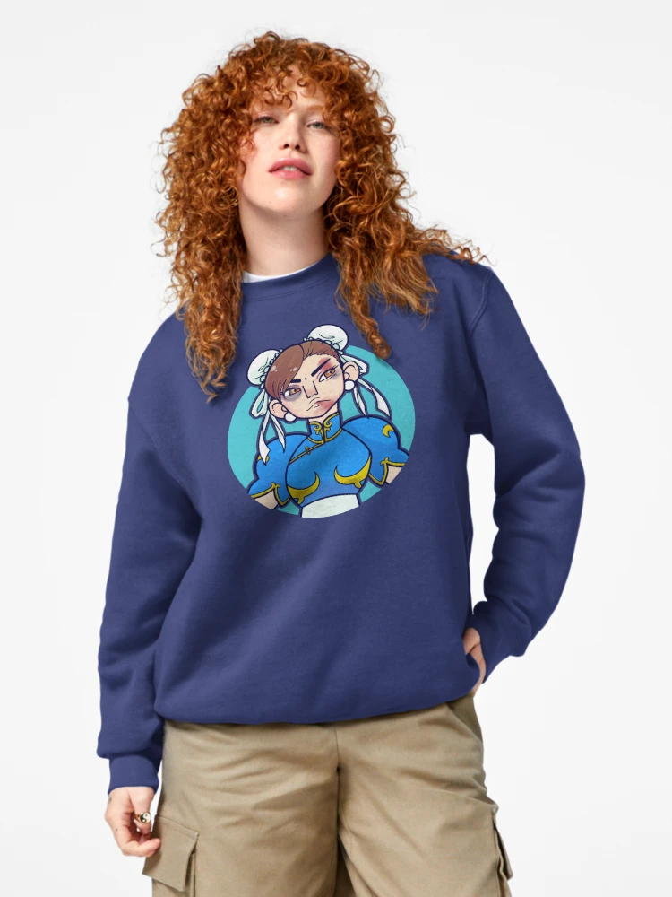 Femme qui porte un sweat bleu marine Street Fighter avec le personnage Chun Li