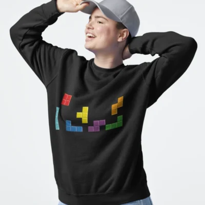 Femme qui porte un sweat noir avec des Tetris multicolores