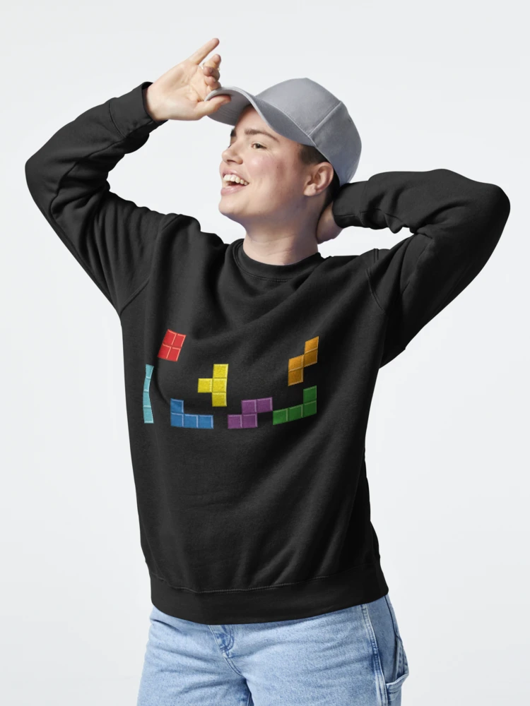 Femme qui porte un sweat noir avec des Tetris multicolores