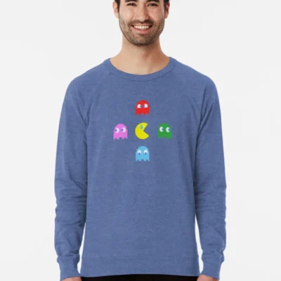 Homme qui porte un sweat bleu clair univers Pacman favec des antômes rouge, rose, vert et bleu et un pacman jaune