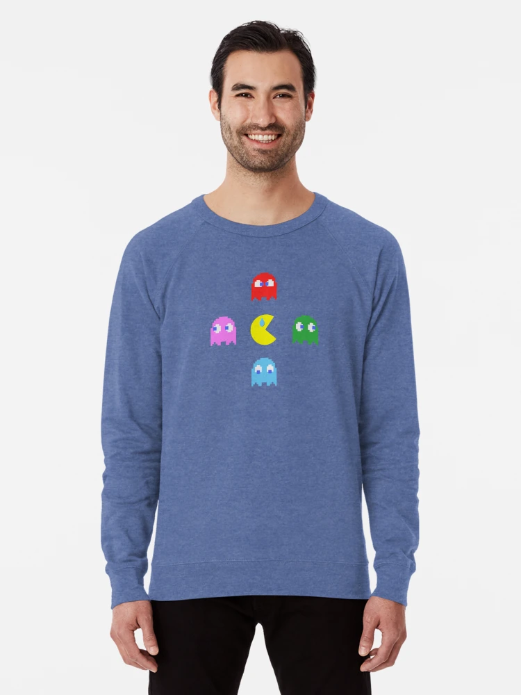 Homme qui porte un sweat bleu clair univers Pacman favec des antômes rouge, rose, vert et bleu et un pacman jaune