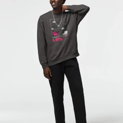 Homme qui porte un sweat gris foncé avec tout un univers pixels et écriture Let's Go