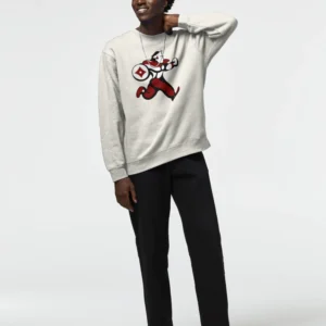 Homme qui porte un sweat gris clair avec le personnage Rygar rouge