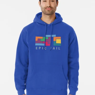 Homme qui porte un sweat bleu électrique avec des Tetris multicolores