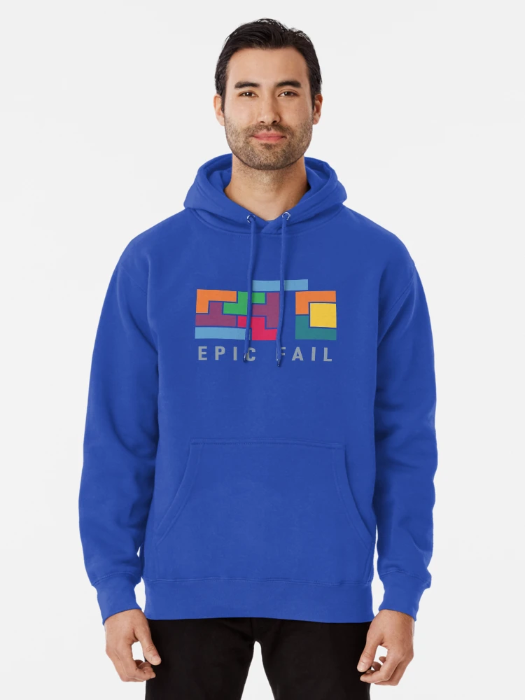 Homme qui porte un sweat bleu électrique avec des Tetris multicolores