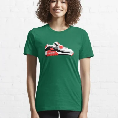 Femme qui porte un tee-shirt vert sapin avec une basket en pixels rouge et noire