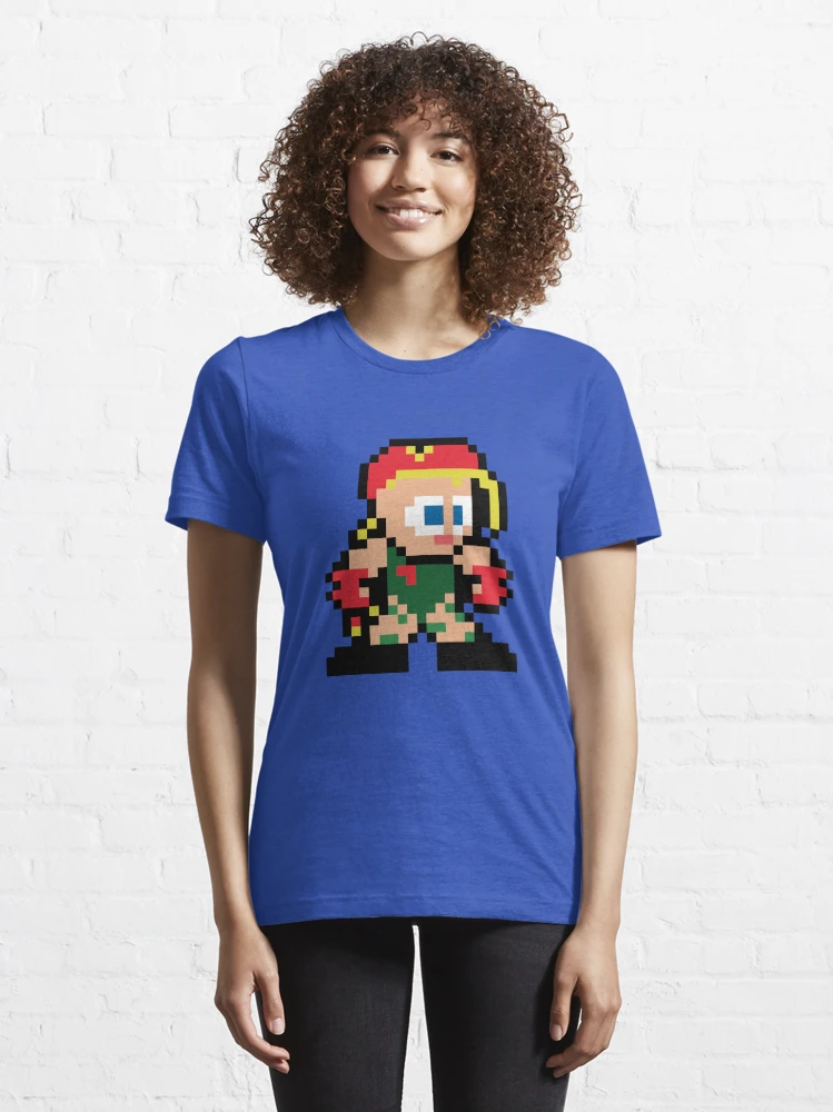 Femme qui porte un tee-shirt bleu électrique Street Fighter avec le personnage Cammy en pixels jaune et rouge