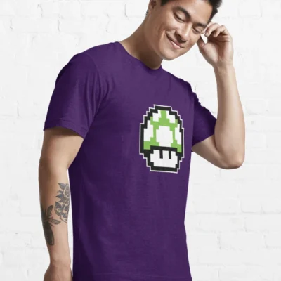 Homme qui porte un tee-shirt violet Super Mario avec le personnage champignon vert en pixels