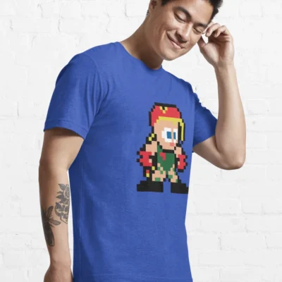 Homme qui porte un tee-shirt bleu électrique Street Fighter avec le personnage Cammy en pixels rouge et jaune