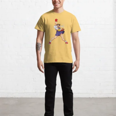 Homme qui porte un tee-shirt jaune clair Street Fighter avec le personnage Sakura qui lève le poing