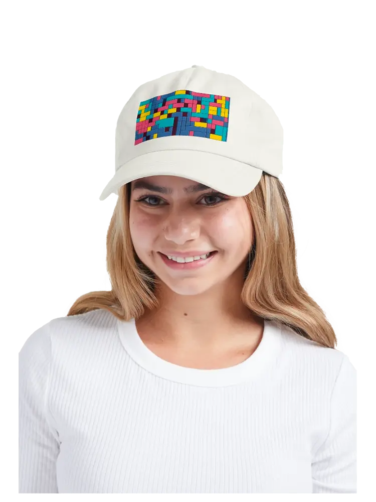 Femme qui porte une casquette blanche avec des Tetris multicolores jaunes, bleus, noirs, roses, bleus