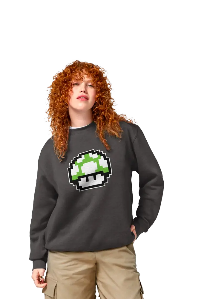 Femme qui porte un sweat gris anthracite avec le personnage Champignon vert du jeu Mario en pixels verts, blancs et noirs