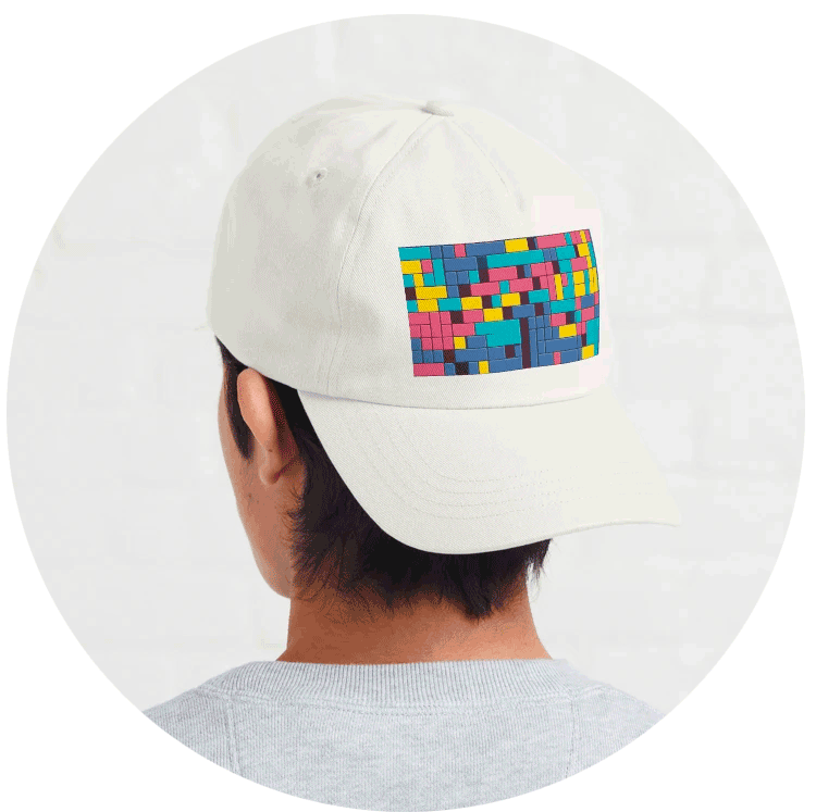 Photo ronde d'un homme qui porte une casquette blanche de dos avec des Tetris multicolores