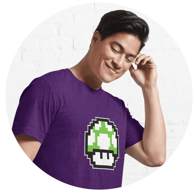 Photo ronde d'un homme qui porte un tee-shirt violet foncé Super Mario avec le personnage du champignon vert