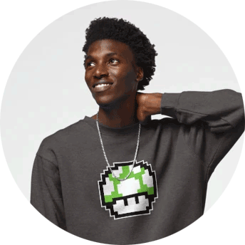 Photo ronde d'un homme qui porte un sweat gris anthracite Super Mario avec le personnage du champignon vert