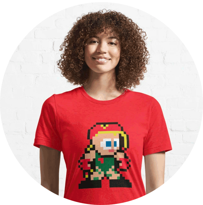 Photo ronde d'une femme qui porte un tee-shirt rouge Street Fighter avec le personnage Cammy en pixels