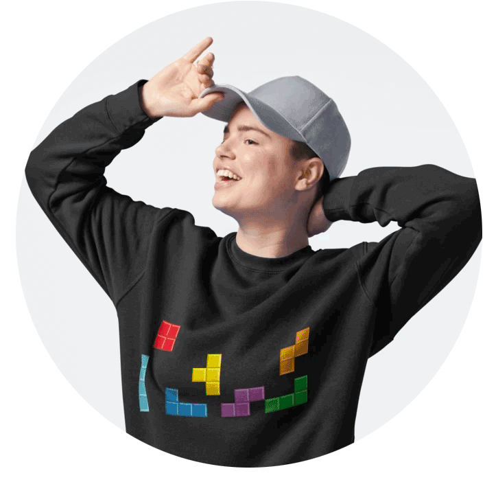 Photo ronde d'une femme qui porte un sweat noir avec des Tetris multicolores